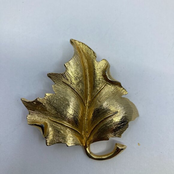 Vtg 1970 SPHINX brushed gold leaf brooch - Picture 1 of 4